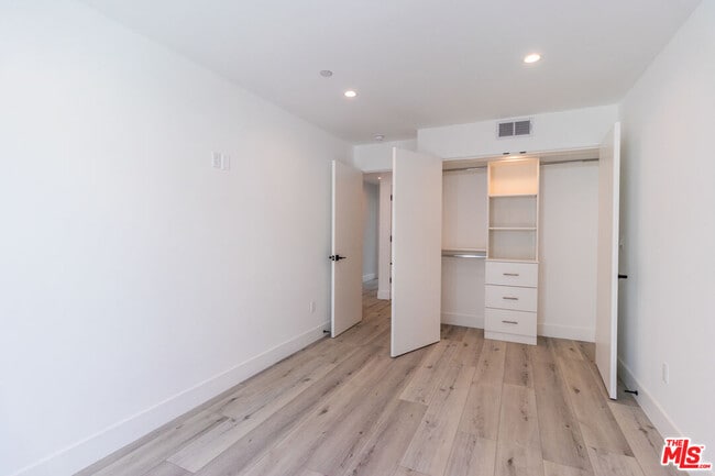 Building Photo - 4295 1/2 Tujunga Ave