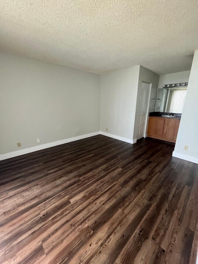 Building Photo - 714 Executive Center Dr