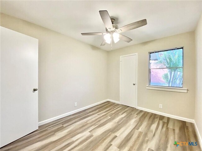 Building Photo - 2110 Blue Meadow Dr