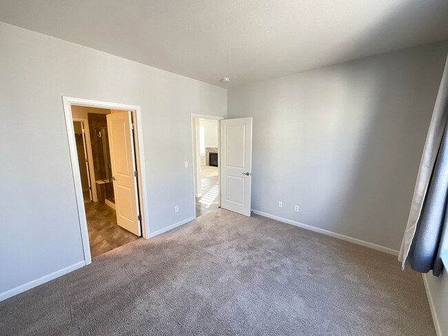 Building Photo - 2 Master Suite Townhome Available Near Voy...