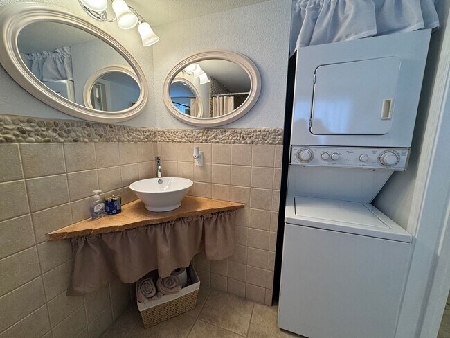 Building Photo - 2 BR Furnished Condo on the Colorado River with Utilities included