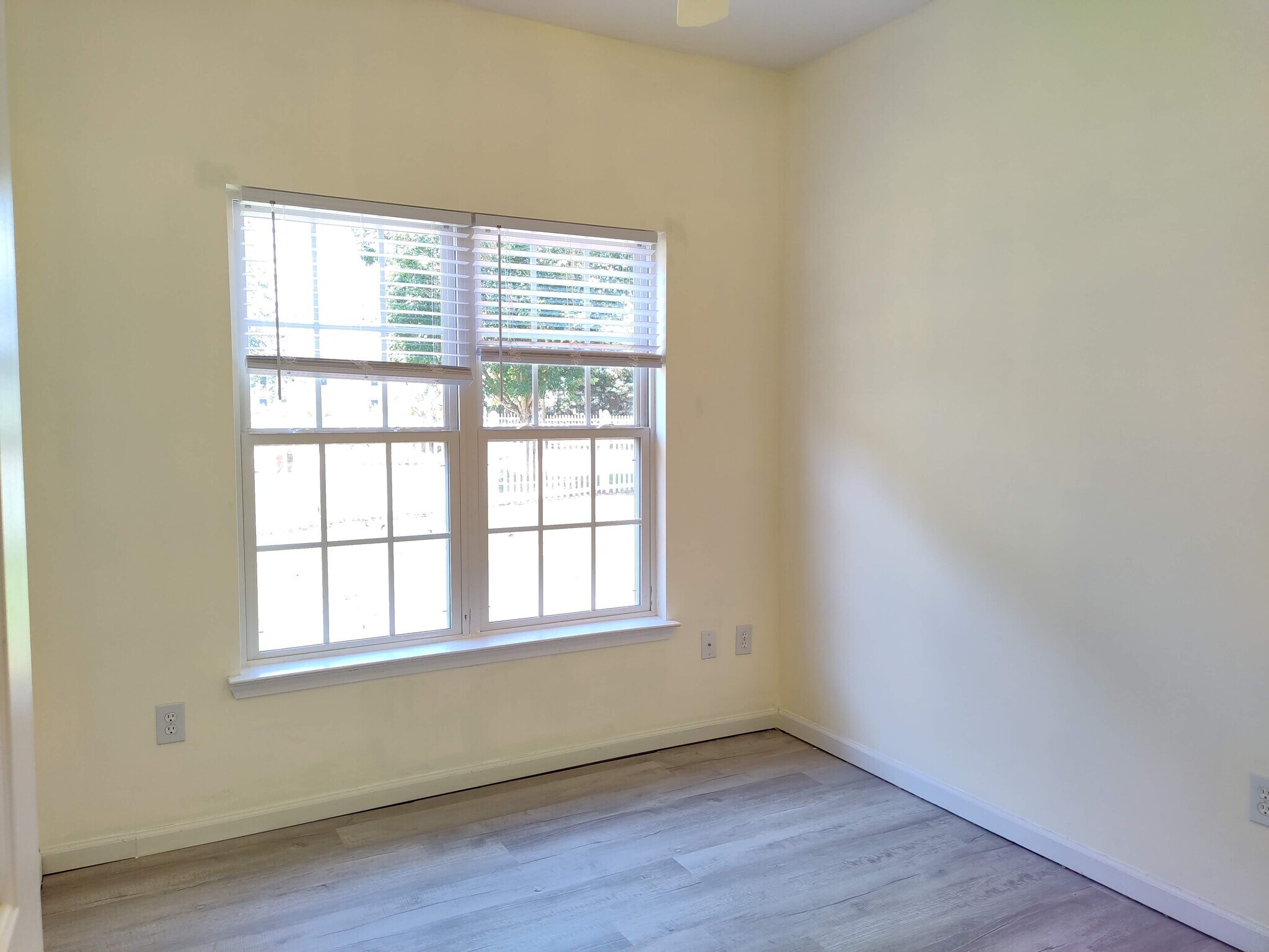 Building Photo - 529 Foxglove Ct