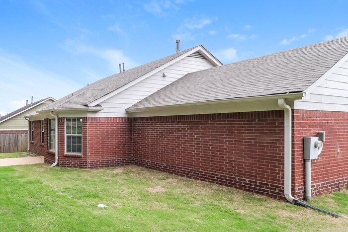 Building Photo - 465 Oakland Hills Dr