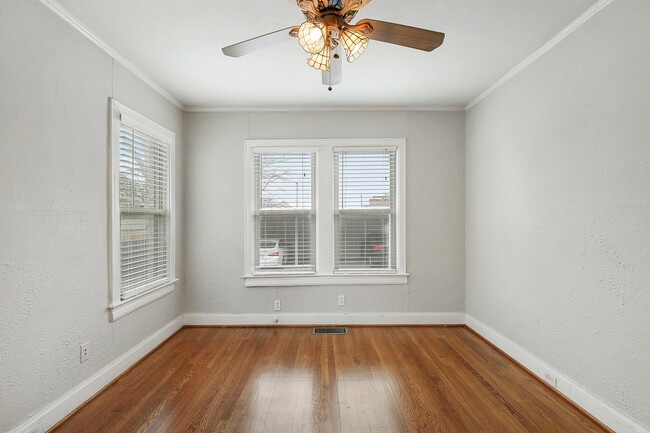 Building Photo - 5924 La Vista Dr