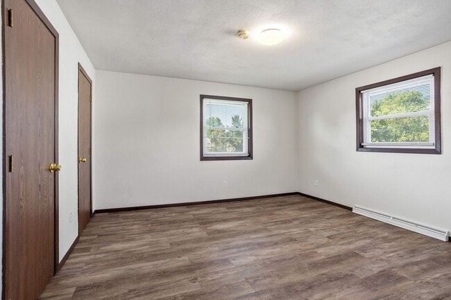 Building Photo - 1352 W Hiawatha Dr