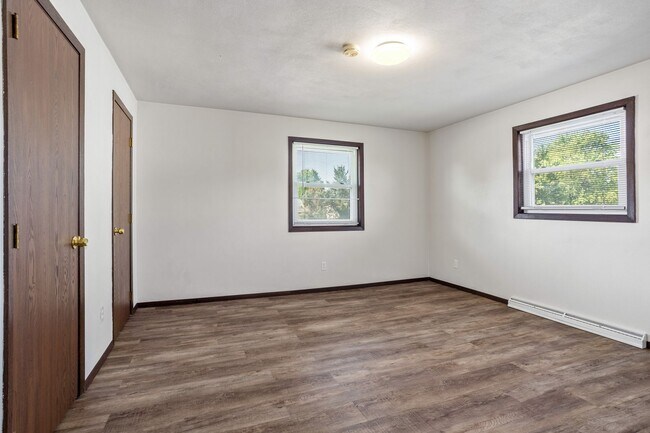 Building Photo - 1352/1354 W. Hiawatha Drive