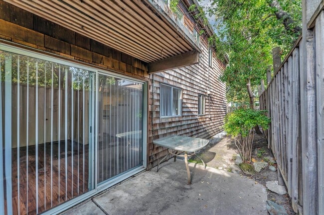 Building Photo - 2223 Ward St