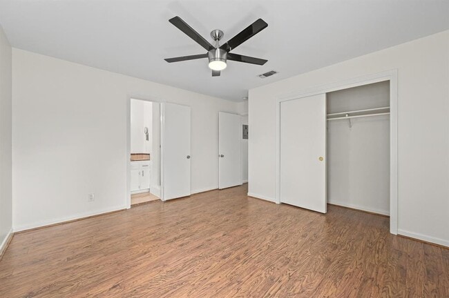 Building Photo - 1607 Glencrest Dr