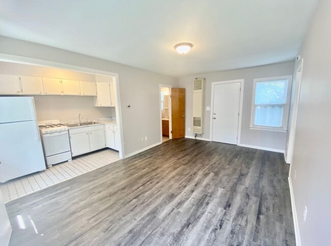 Building Photo - 1 Bed, 1 Bath downstairs Unit in Heritage Hill – Private Entry & Prime Location