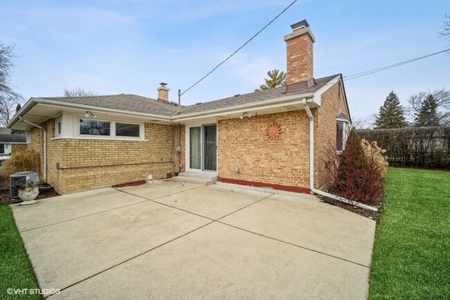 Building Photo - Renovated 3 bedroom home in award winning ...