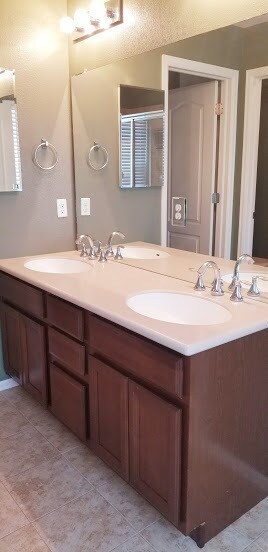 Master Bath - 15455 Carob Cir