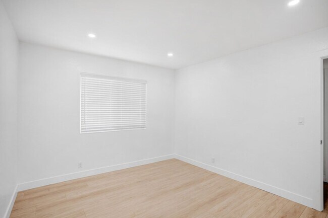 Building Photo - Fully Renovated 2 Bed / 2 Bath Upstairs Unit – Modern Finishes | 2 Parking | Alhambra