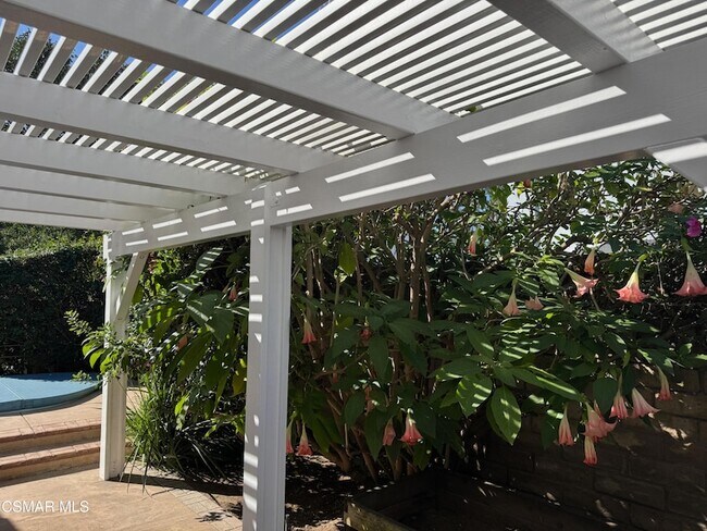 Building Photo - 846 Lindawood St