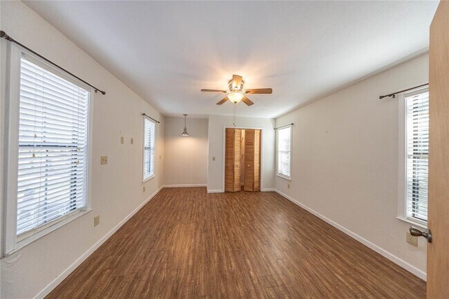 Building Photo - 105 Ridge Oak Dr