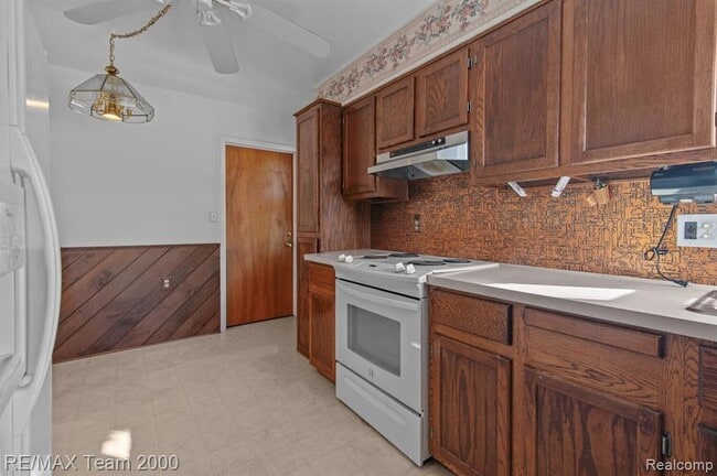 Building Photo - 25152 Fairway Dr