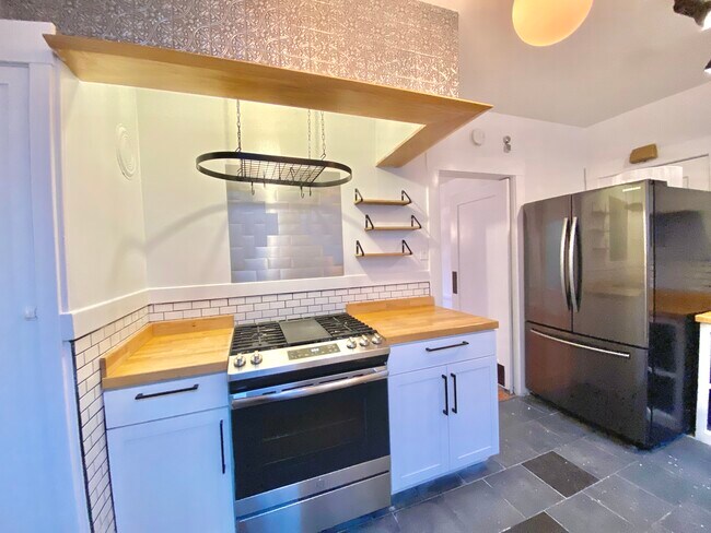 Gas Range Stove w/Oven - 747 Head St