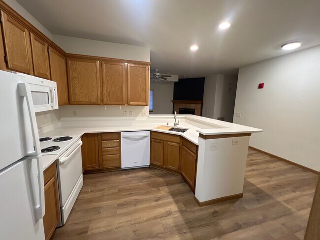Building Photo - Large 2 Bedroom, 2 Bath apartment with 2 c...