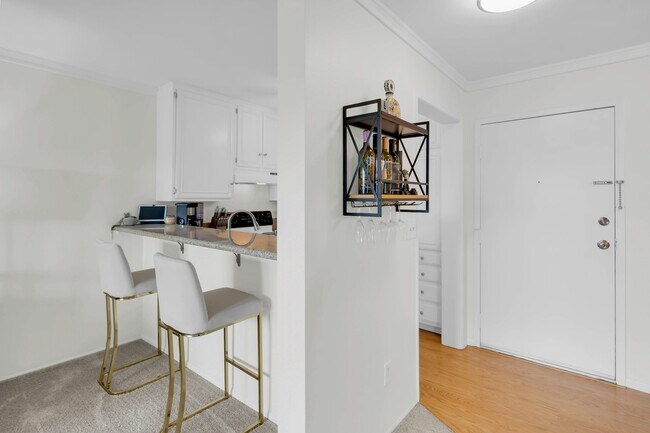 Building Photo - 6924 Hyde Park Dr