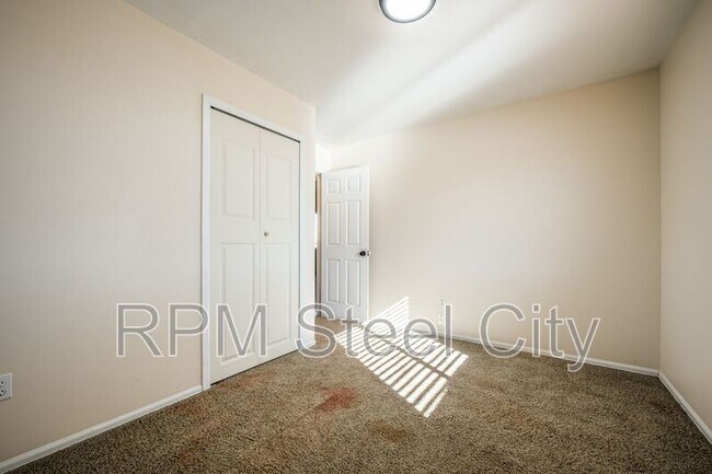 Building Photo - 4645 Ridge Dr