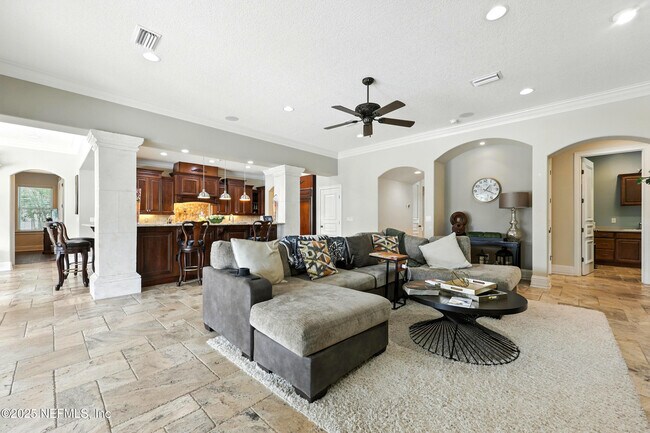 Building Photo - 2061 Crown Dr