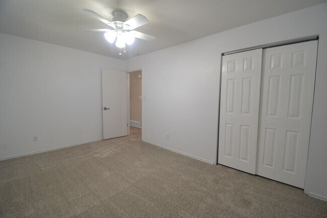 Building Photo - 1002 N Walnut St