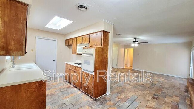 Building Photo - 2614 Tanglewood Dr