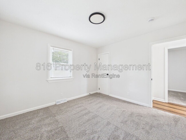 Building Photo - 9109 E 44th St