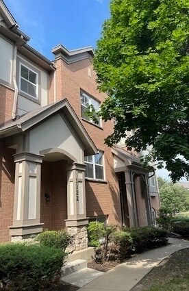 Primary Photo - 1122 N Claremont Dr