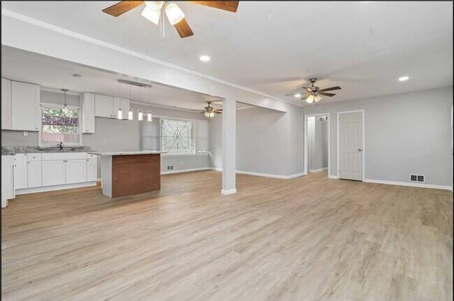 Building Photo - Spacious 3 Bedroom Ranch Home, Completely ...