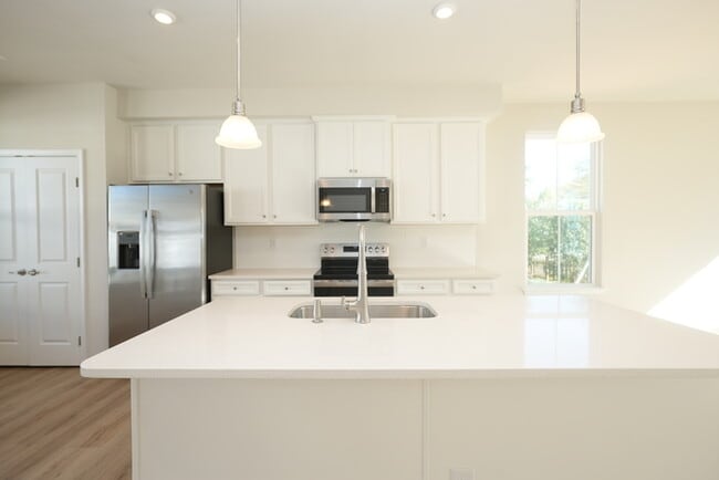 Building Photo - A large spacious home in Arbor St!