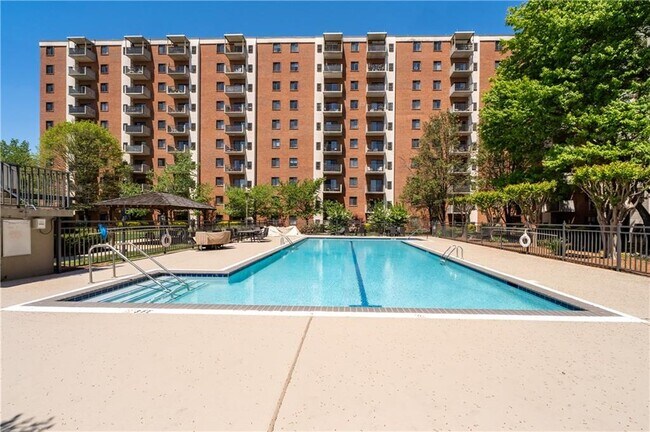 Building Photo - 300 Johnson Ferry Rd