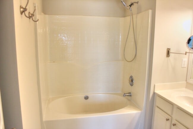 Building Photo - Great End Unit Townhome- Located in Mid-to...