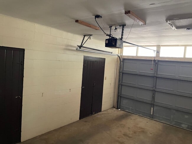 Building Photo - Recently Renovated - New flooring - kitchen - $500 off 1st months rent