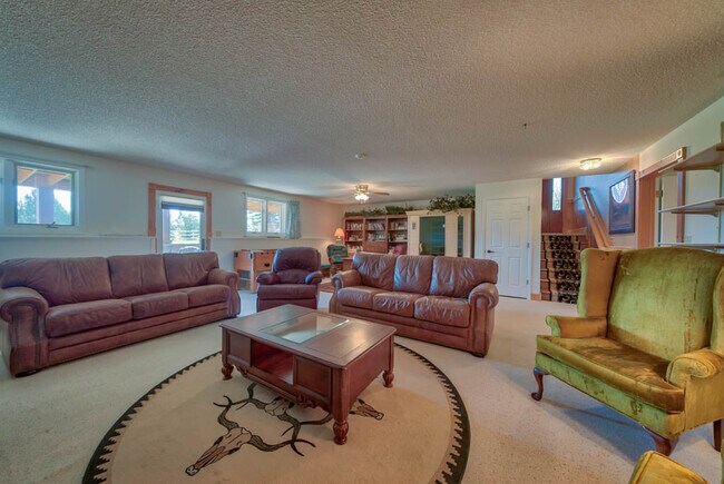 Building Photo - 9 Juniper Ln