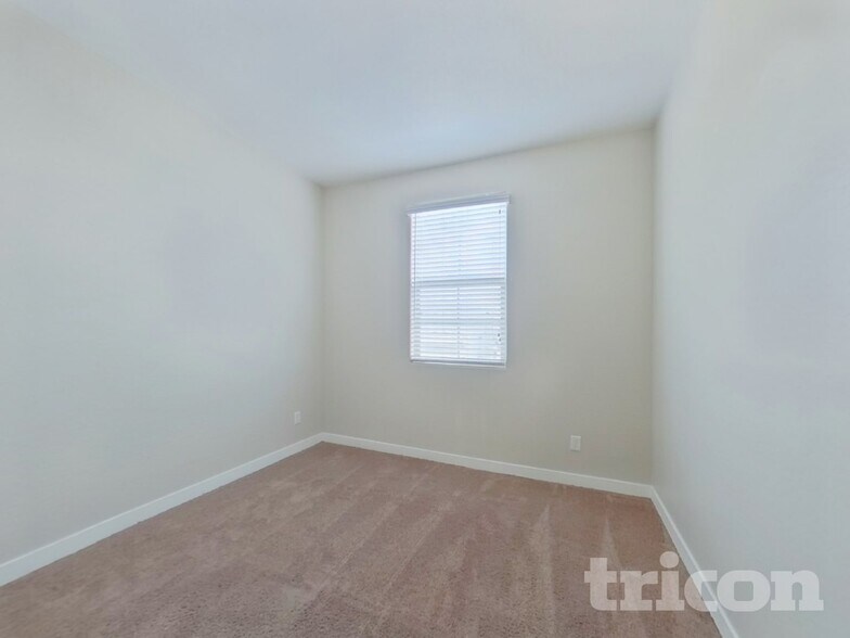 Building Photo - 2638 E Danbury Rd