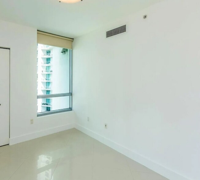 Building Photo - 350 S Miami Ave