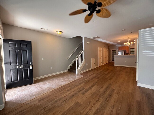 Building Photo - 2BR 2.5BA Townhome with Screened Porch