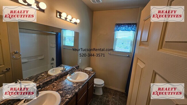 Building Photo - Wentworth Rd South - 4 Bedrooms 2.5 bathrooms, 3 car garage and large fenced yard