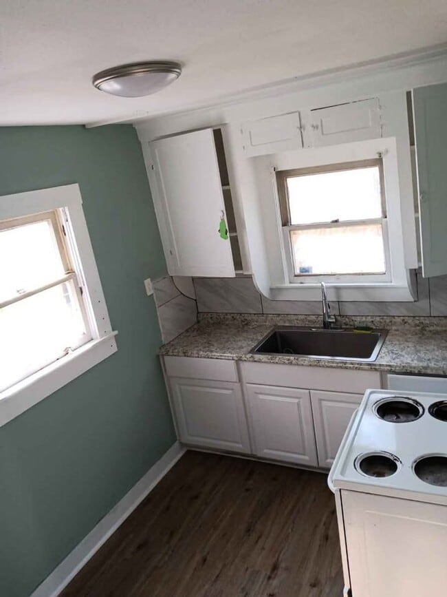 Building Photo - Simple 2/1 downtown