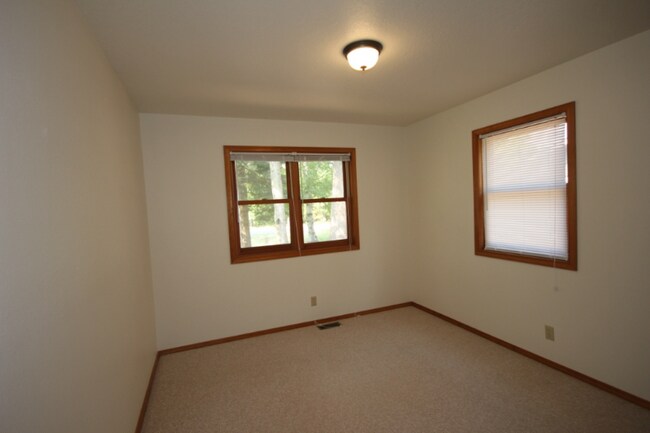 Building Photo - 3 Fairway Dr