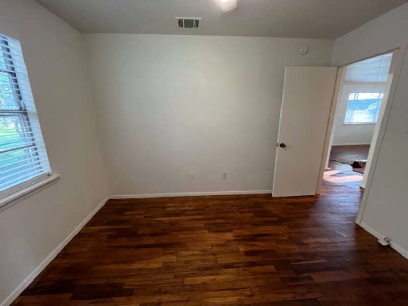 Building Photo - 102 E Pecan St