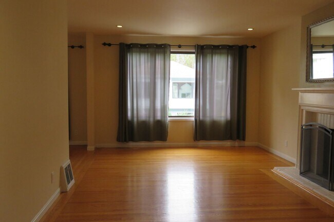 Building Photo - 49 Dellbrook Ave