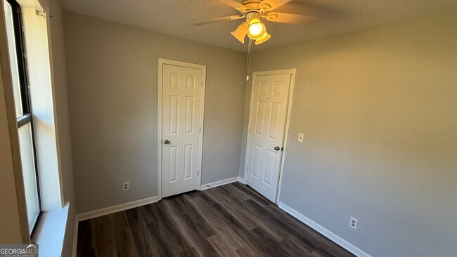 Building Photo - 110 Central Lake Dr