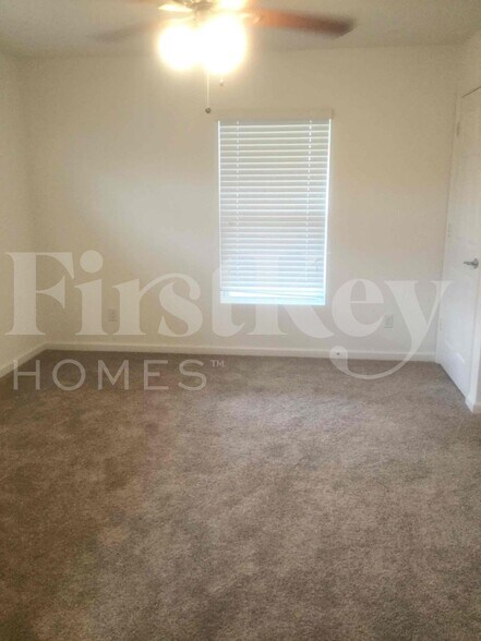 Building Photo - 146 SW Milburn Cir
