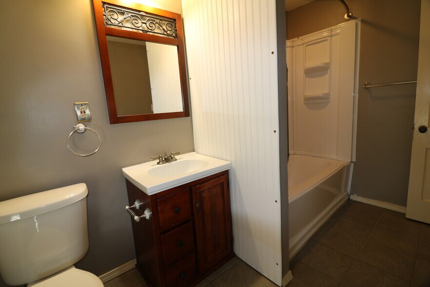 Building Photo - 1319 E 12th St