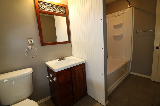 Building Photo - 1319 E 12th St