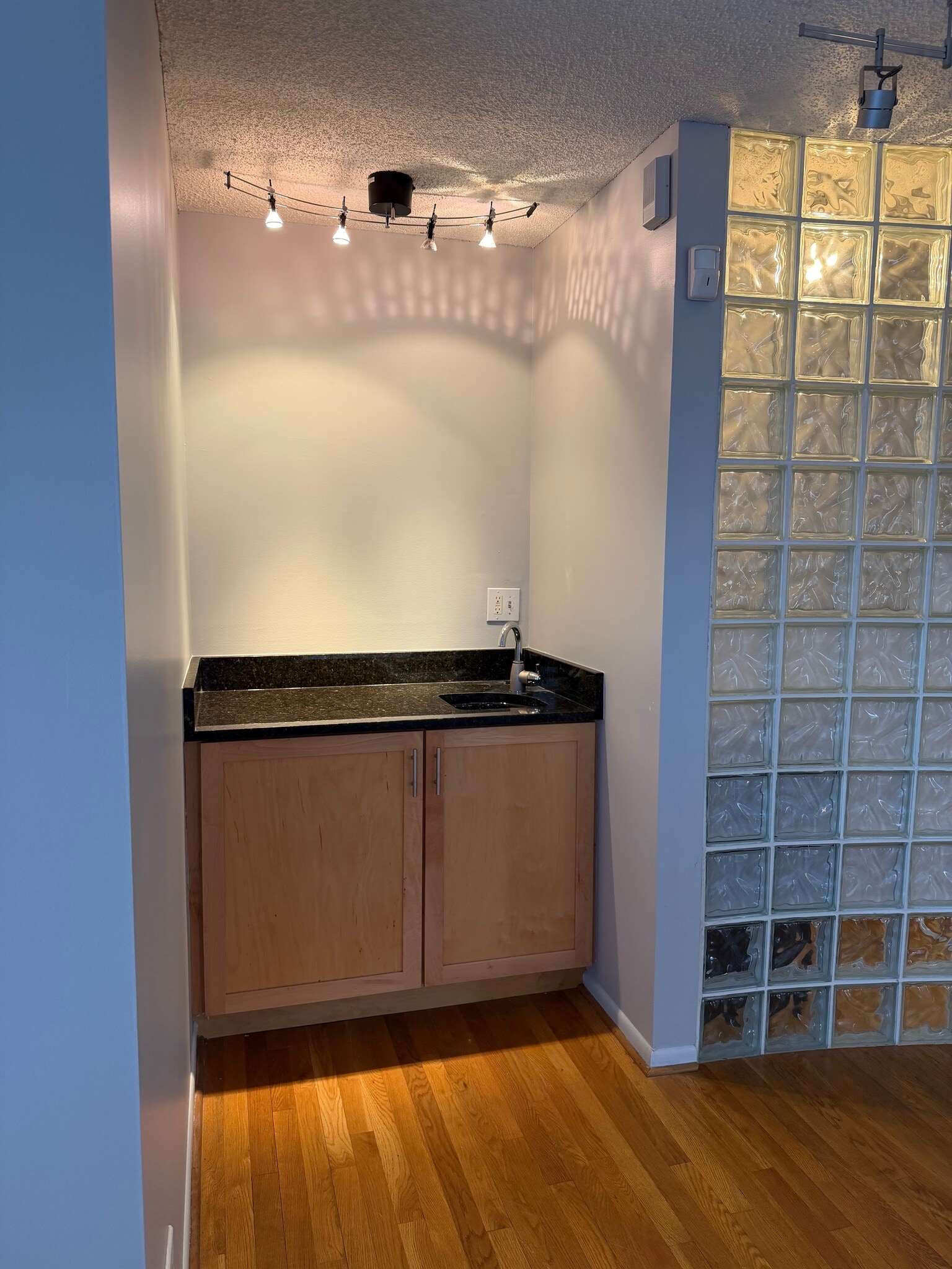 Building Photo - 1091 Harrison Ave