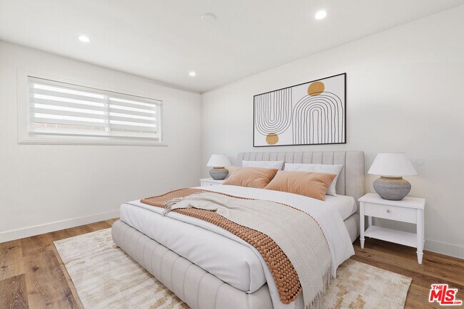 Building Photo - 2400 Vanderbilt Ln