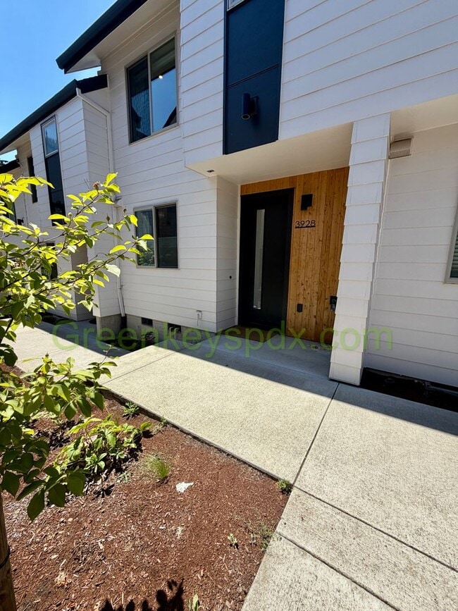 Building Photo - Newer 2-Bedroom, 1.5-Bathroom Townhome for Rent in SE Portland with Private Patio in Walkable Loc...