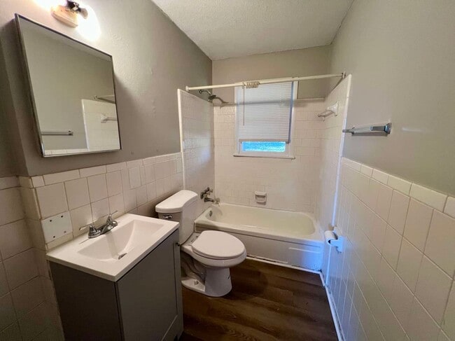 Building Photo - 3 Bedroom Duplex near Murfreesboro City Center! *Large Carport*